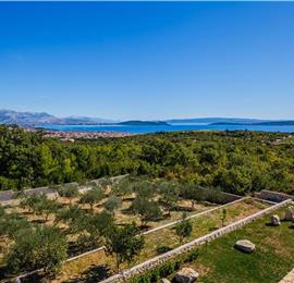 5 Bedroom Villa with Large Pool and Sea Views between Split and Trogir, Sleeps 10